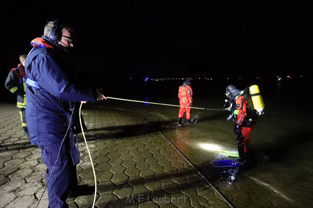 PKW im Rhein Koeln Merkenich neben dem Hitdofer Faehranleger P08.jpg